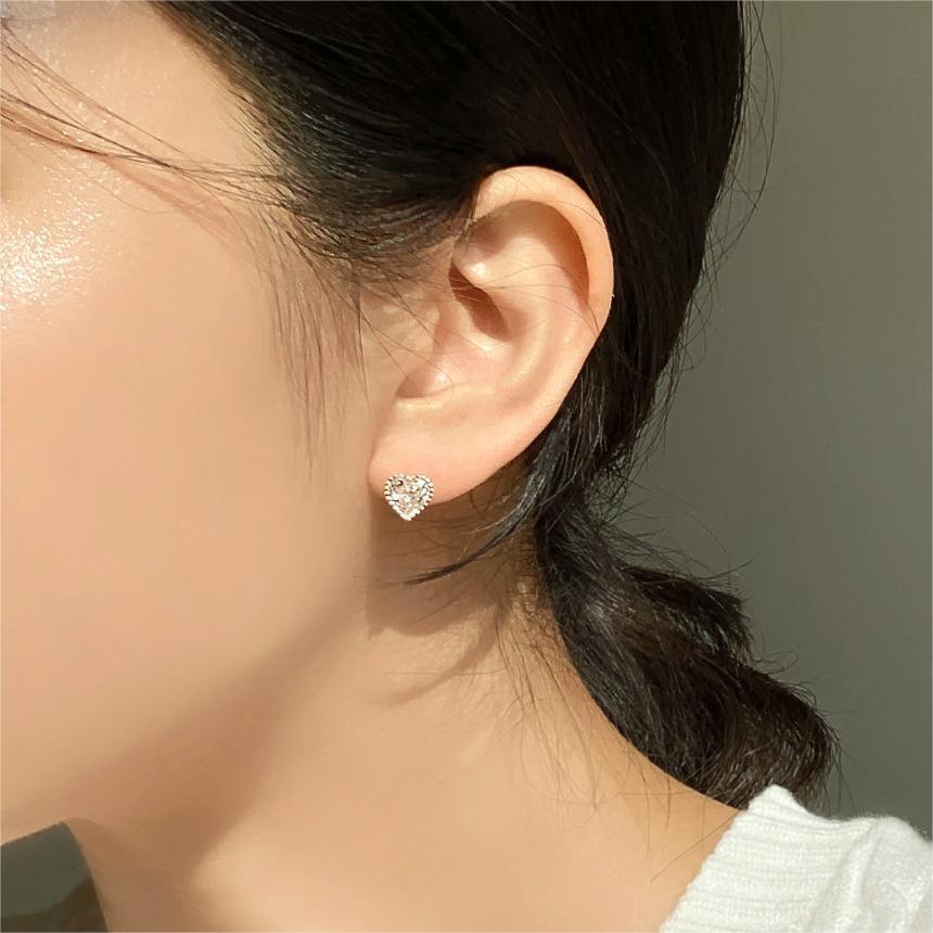 Pendientes de Plata de Ley 925 Minimalistas con Forma de Corazón, Incrustaciones de Circones y Acabado Bañado