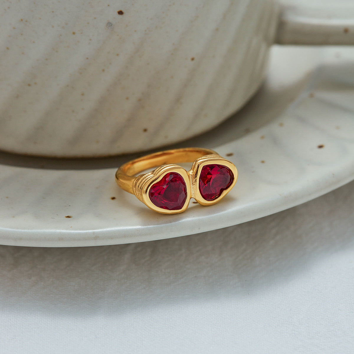 Anillo de acero de titanio con forma de corazón, diseño de moda, con incrustaciones de diamantes de imitación y acabado chapado, para mujer