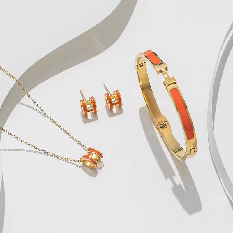 Set Minimalista di Bracciale Orecchini Collana da Donna con Lettera H in Acciaio al Titanio, Finitura Placcata Sottovuoto e Catena Ondulata