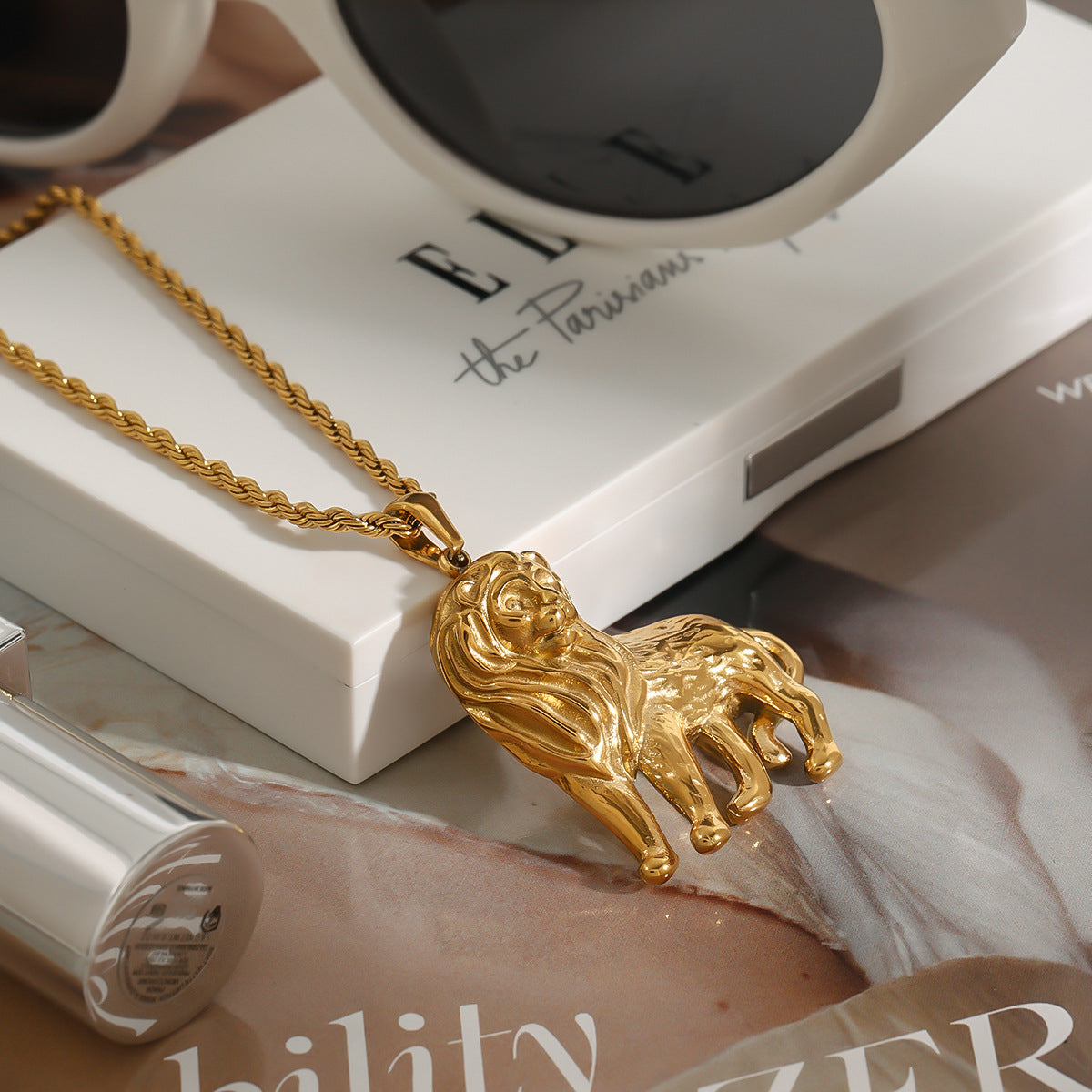 Collana con Ciondolo a Leone Geometrico di Lusso Placcato Oro 18K in Acciaio al Titanio per Donna