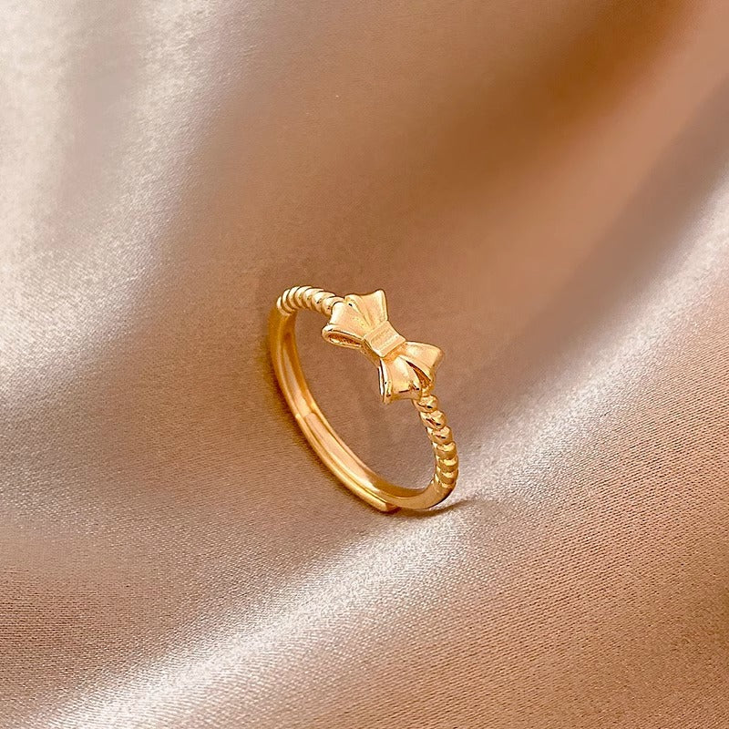 Anello Minimalista Regolabile con Fiocco da Donna in Acciaio al Titanio con Finitura Galvanizzata