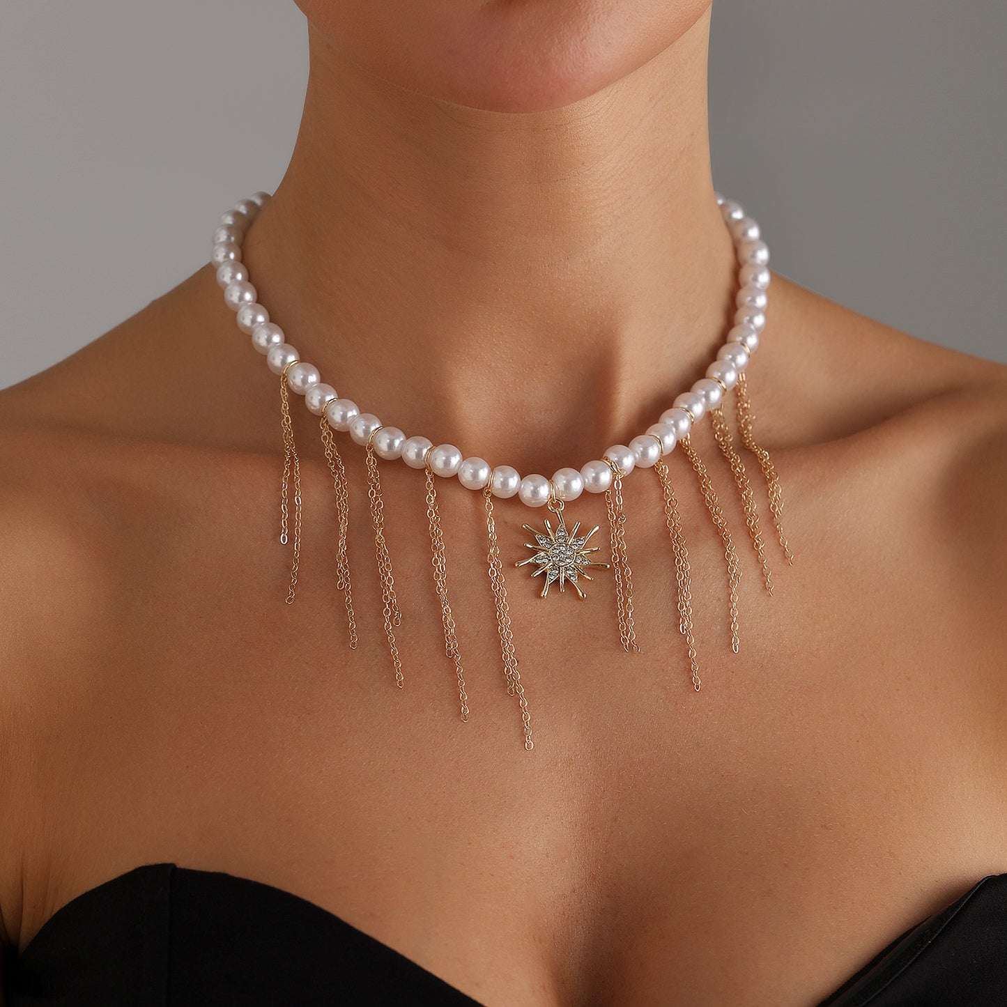Collar con colgante de estrella geométrica para mujer con incrustaciones de diamantes de imitación y gargantilla de cadena de aleación chapada en oro