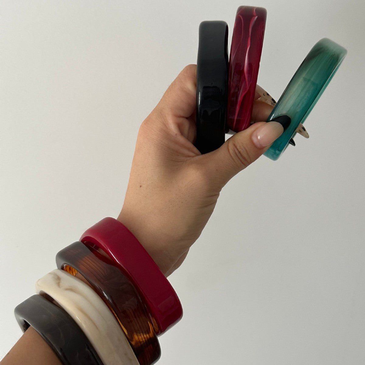 Bracciale rigido in acrilico geometrico minimalista con gocce d'olio
