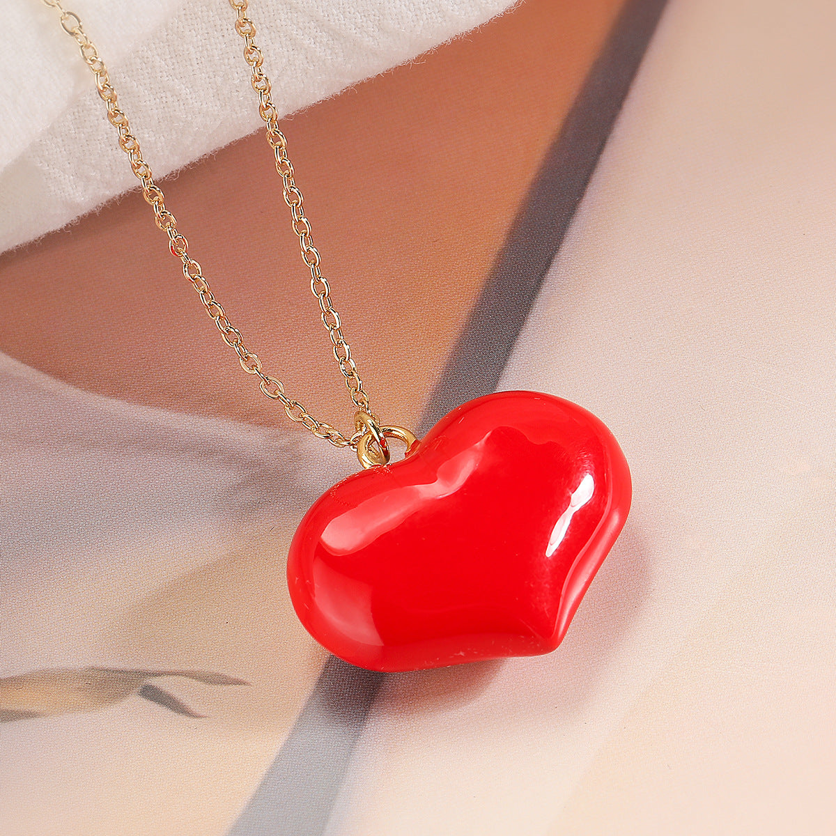 Collar de mujer con dije de corazón minimalista vintage de esmalte rojo, en cobre con baño de oro de 18 quilates