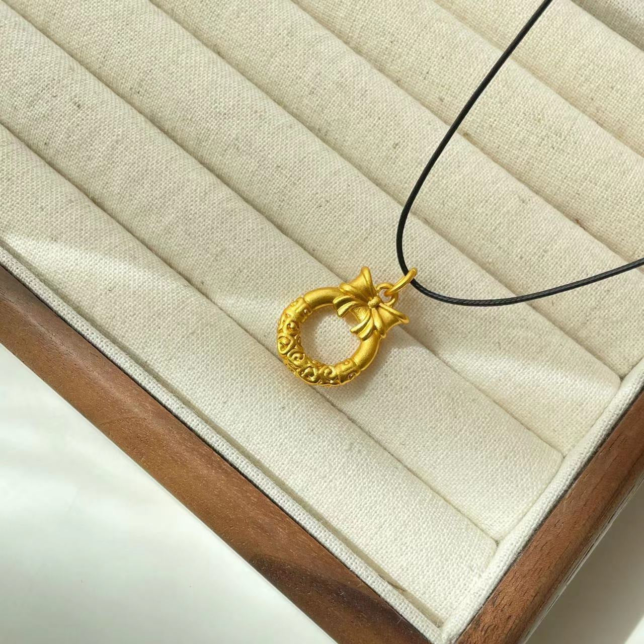 Collana con ciondolo a baccello di loto e zucca in stile etnico da donna con charm in rame placcato oro, dettaglio nappa, catena in cordino nero