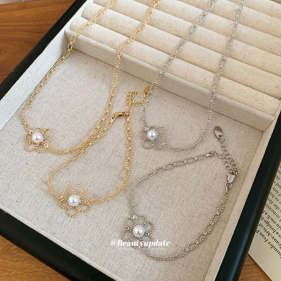 Set di collana e bracciale da donna con perle floreali a traforo minimaliste, pendente in lega e finitura placcata
