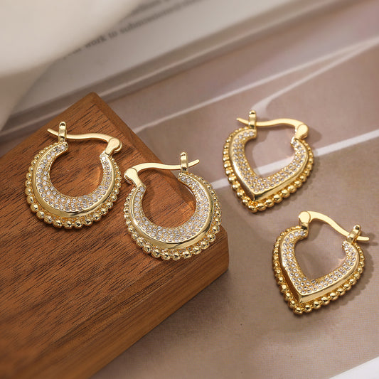Pendientes minimalistas geométricos de cobre en forma de corazón con baño de oro de 18 quilates y detalles de circonita para mujer