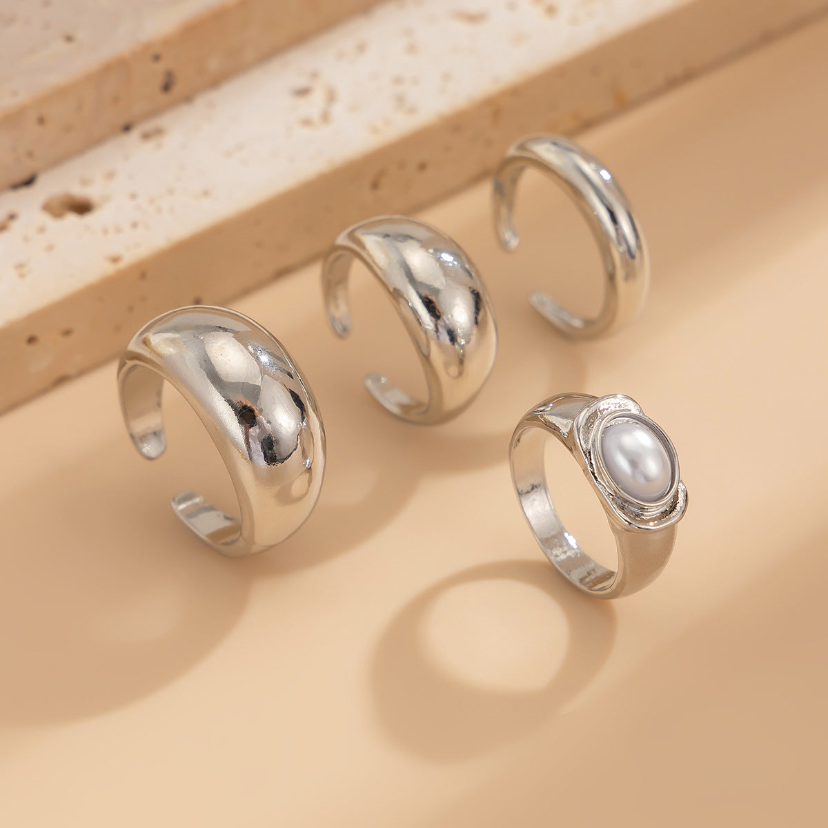 Anello aperto geometrico personalizzato con micro-incastonatura di perle simulate da donna