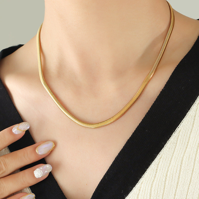 Collar minimalista de cadena de serpiente de acero de titanio en forma de U para mujeres y hombres con acabado pulido y delicado diseño estilo guardapelo