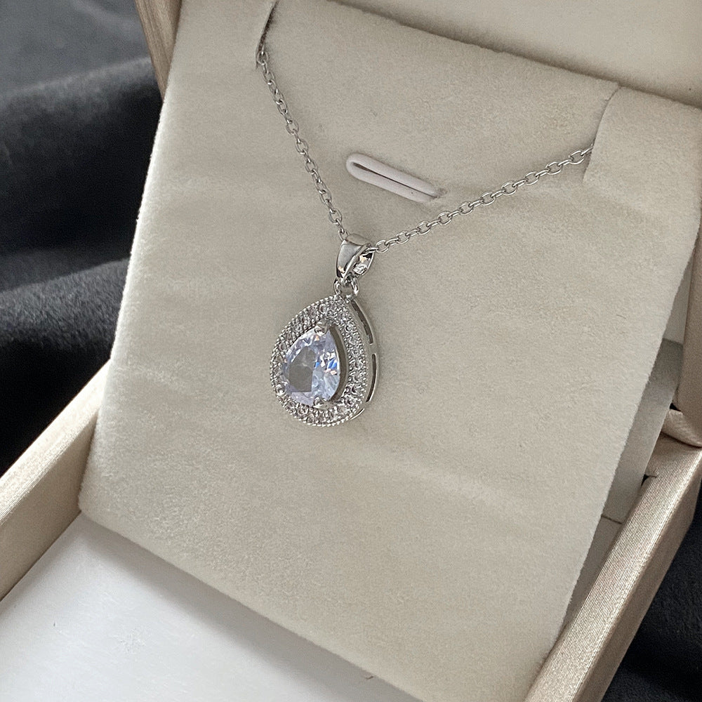 Elegante Collana con Ciondolo a Farfalla Floreale in Acciaio al Titanio, Rame Placcato e Zirconia Micro-Incastonata su Catena ad O per Uomo e Donna