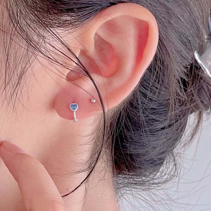 Orecchini a perno minimalisti a forma di cuore in argento sterling 925 con intarsio di zircone blu, ipoallergenici e versatili gioielli per l'uso quotidiano
