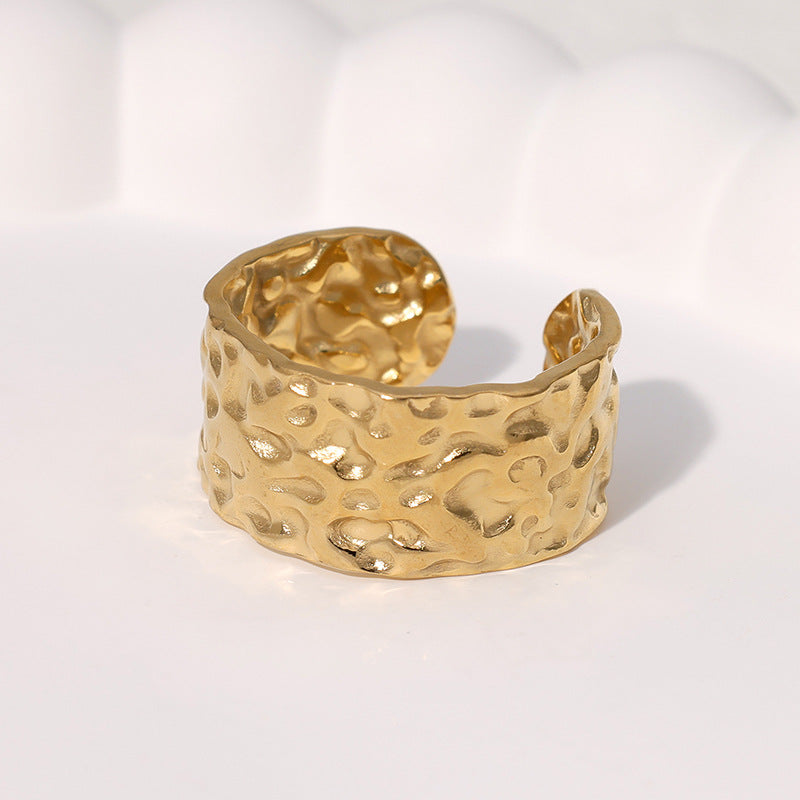 Anello da dito regolabile da donna in acciaio inossidabile dai toni freddi, con finitura placcata e dettaglio pieghettato testurizzato