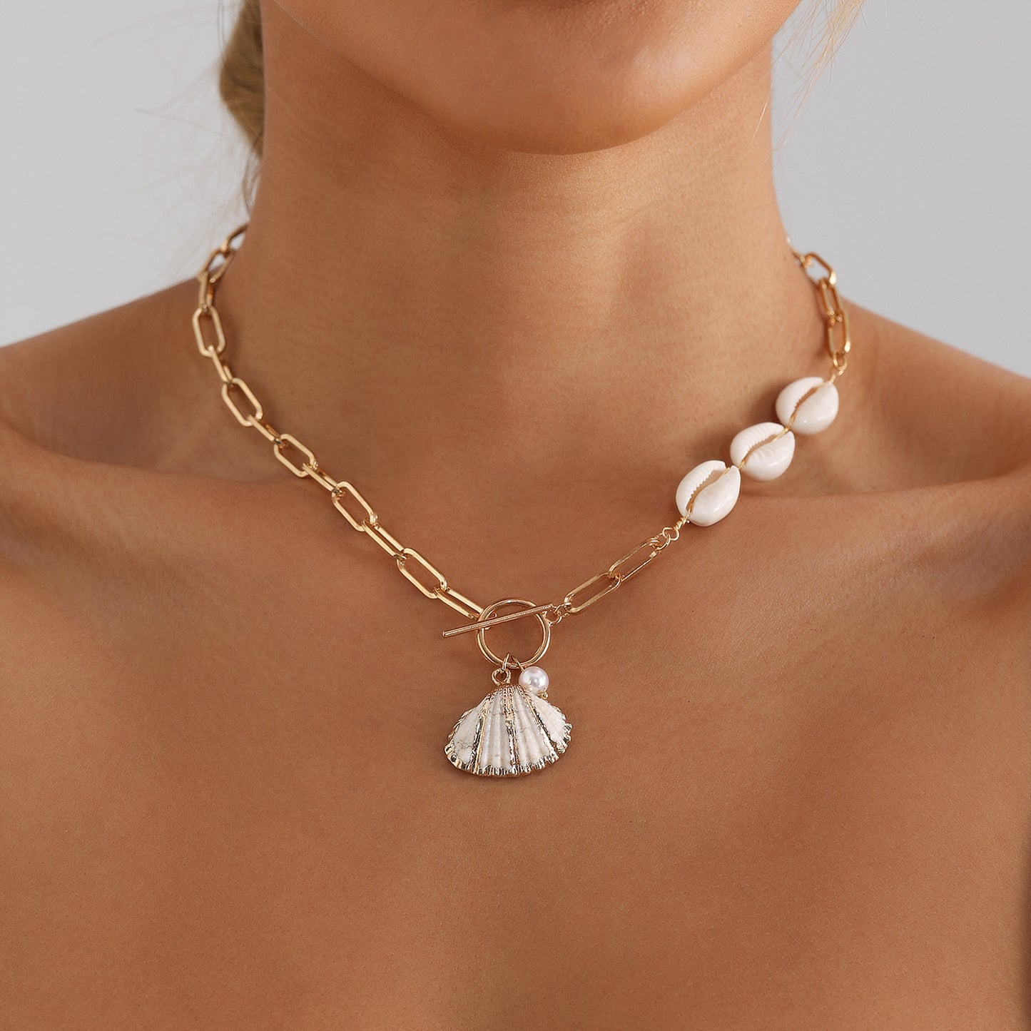 Collar con colgante de concha geométrica para mujer con cuerpo de aleación y acabado chapado, cadena de clavícula con temática playera