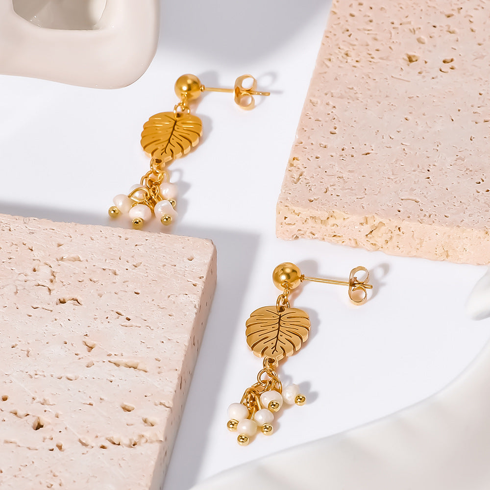 Pendientes Minimalistas de Acero Inoxidable en Forma de Hoja con Baño de Oro de 18K y Perla Natural Incrustada para Mujer