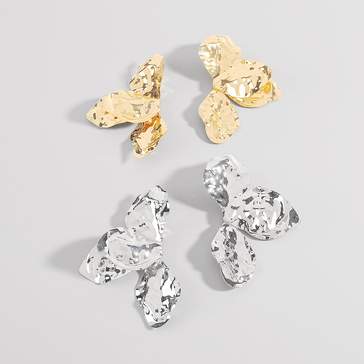 Pendientes de metal con diseño floral vintage, tachuelas y pétalos texturizados, con acabado galvanizado para mujer