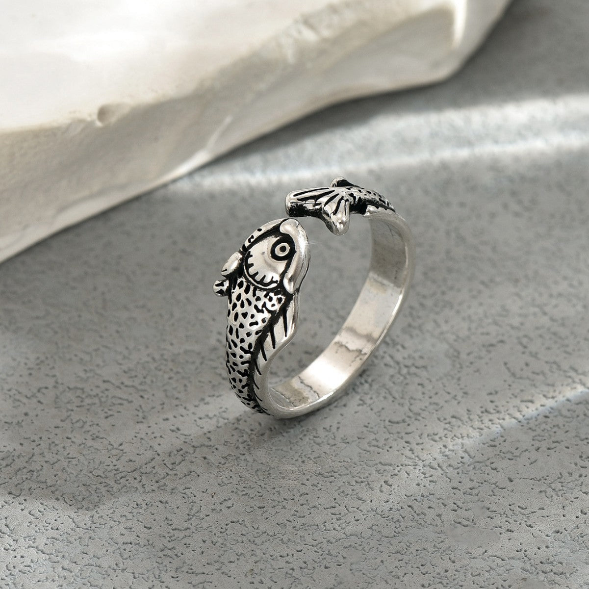 Anello aperto vintage unisex con pesce Koi geometrico in lega di zinco con finitura placcata