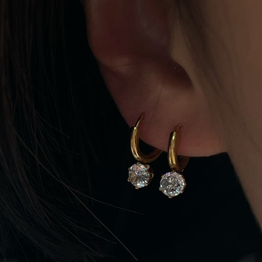Pendientes de Dije Redondo Geométrico Minimalista de Acero de Titanio con Baño de Oro de 18K e Incrustaciones de Pedrería