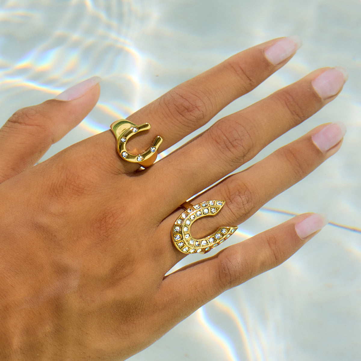 Anello geometrico aperto a ferro di cavallo Fashion-Commuter in acciaio al titanio con placcatura in oro 18 carati e zircone bianco