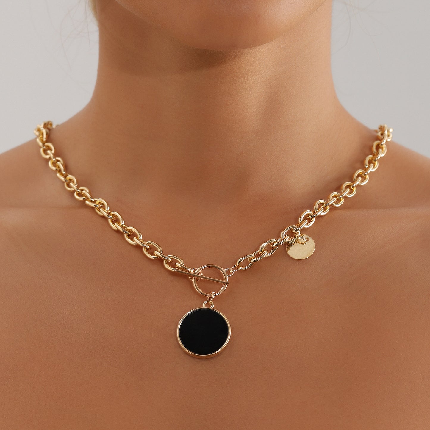Anillo de mujer con banda de metal galvanizado, diseño geométrico ajustable en negro con aspecto de nácar, a la moda