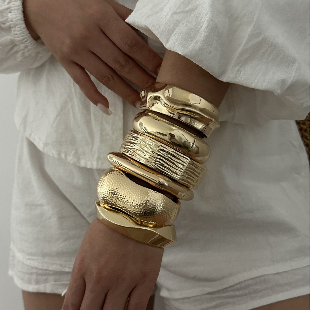 Bracciale a fascia larga aperto con molla irregolare in lega geometrica martellata