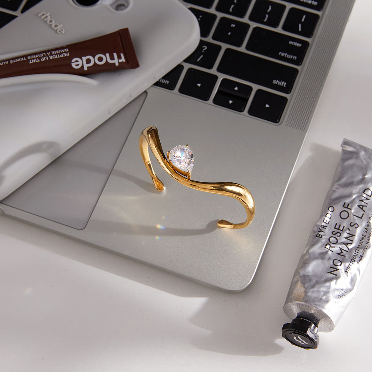 Brazalete Abierto Geométrico de Moda Bañado en Oro de 18K de Acero Inoxidable con Zirconia para Mujer