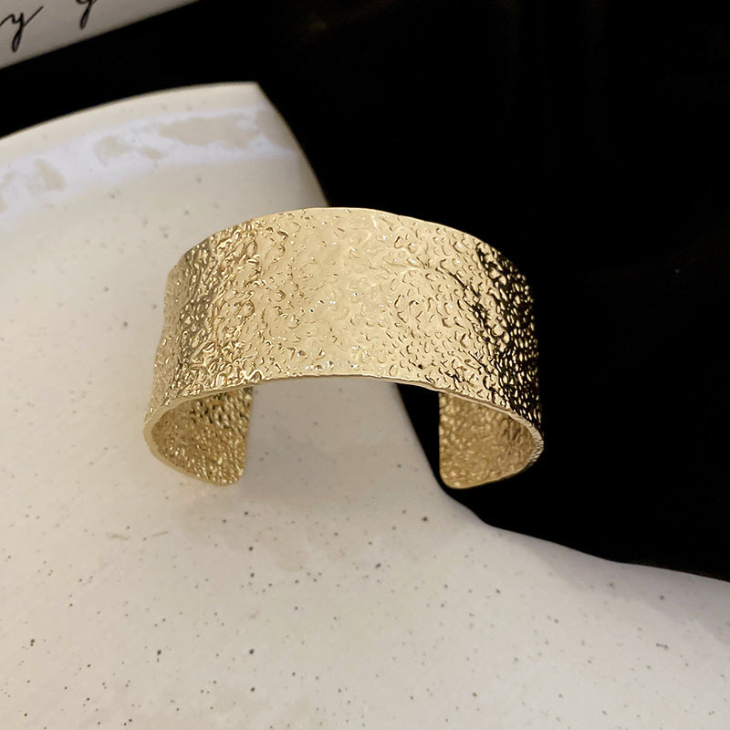 Pulsera de metal con patrón de cuadrícula geométrica de tono frío minimalista con acabado galvanizado para mujer