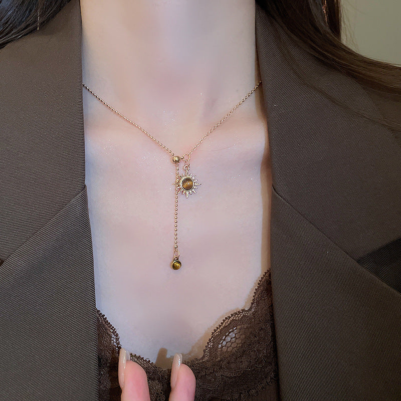 Collana con Ciondolo Vintage a Occhio di Tigre Geometrico Placcata Oro 18K Lunga per Maglione da Donna