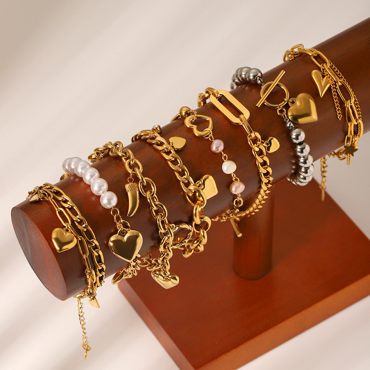 Bracciale Minimalista a Cuore in Acciaio Inossidabile con Dettagli Perla e Chiusura a Gancio per Donna