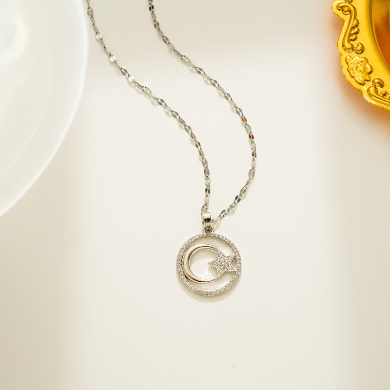 Collar con Colgante de Luna y Estrella Geométrica Minimalista de Acero de Titanio con Chapado en Oro para Mujer