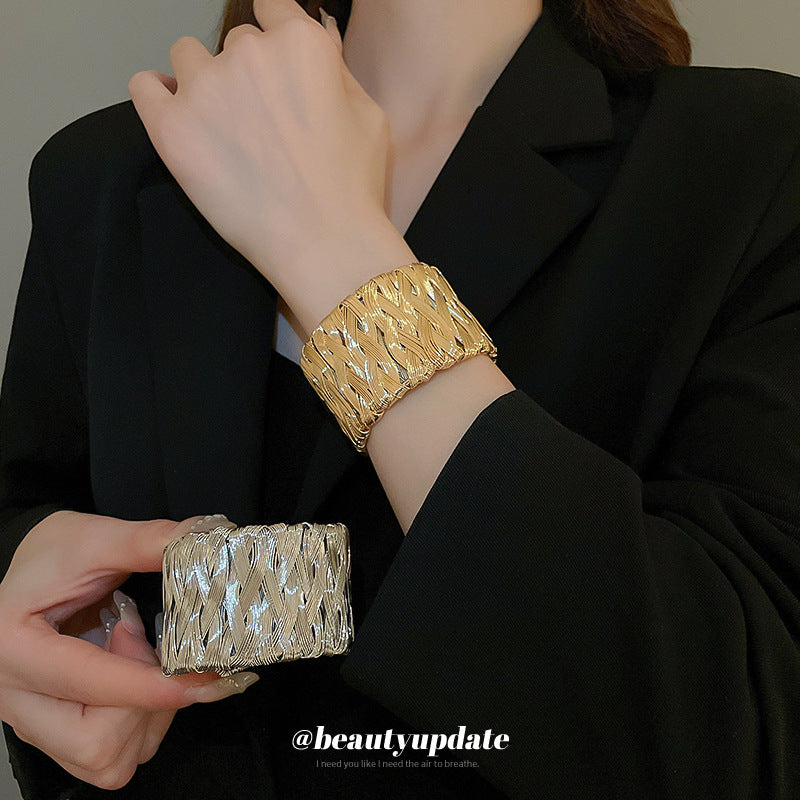 Bracciale rigido intrecciato minimalista color freddo in lega con finitura placcata da donna, accessorio di moda elegante con design a linee geometriche