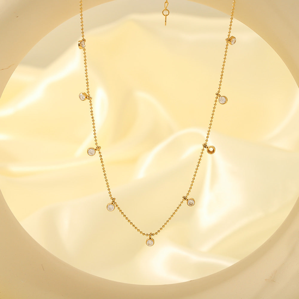 Collana a Sfera Minimalista Geometrica in Zirconia Bianca in Acciaio al Titanio Placcato Oro 18K per Donna, con Catena alla Clavicola