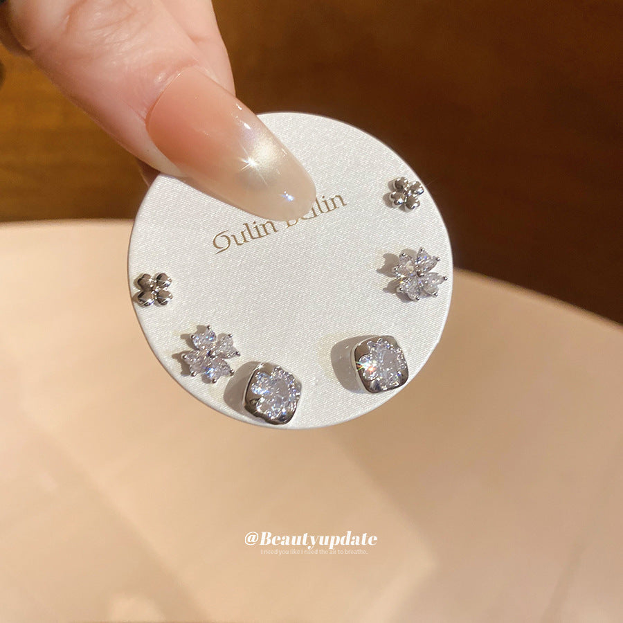 Orecchini a perno con cigno geometrico minimalista e zirconi cubici su base in rame e perni in acciaio inossidabile per donna