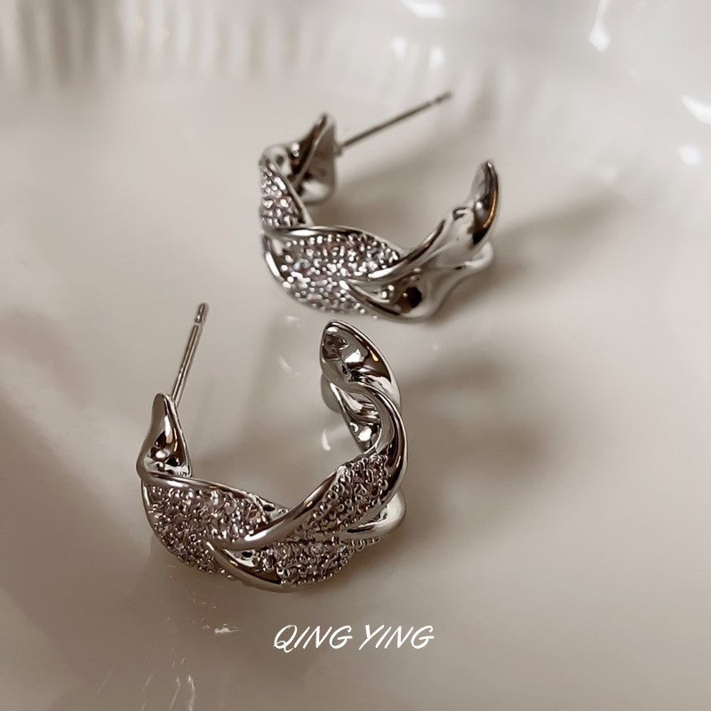 Orecchini da donna stile vintage a forma di C attorcigliata con zirconi micro-incastonati su ottone placcato oro e perni ipoallergenici in argento