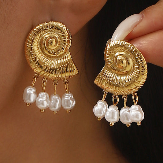 Orecchini da donna in acciaio inossidabile con design floreale e a conchiglia, accenti di perle simulate e placcatura in oro 14K