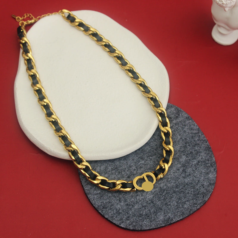 Collar trenzado de cordón de cuero de acero titanio en forma de U minimalista para mujer con cuentas doradas
