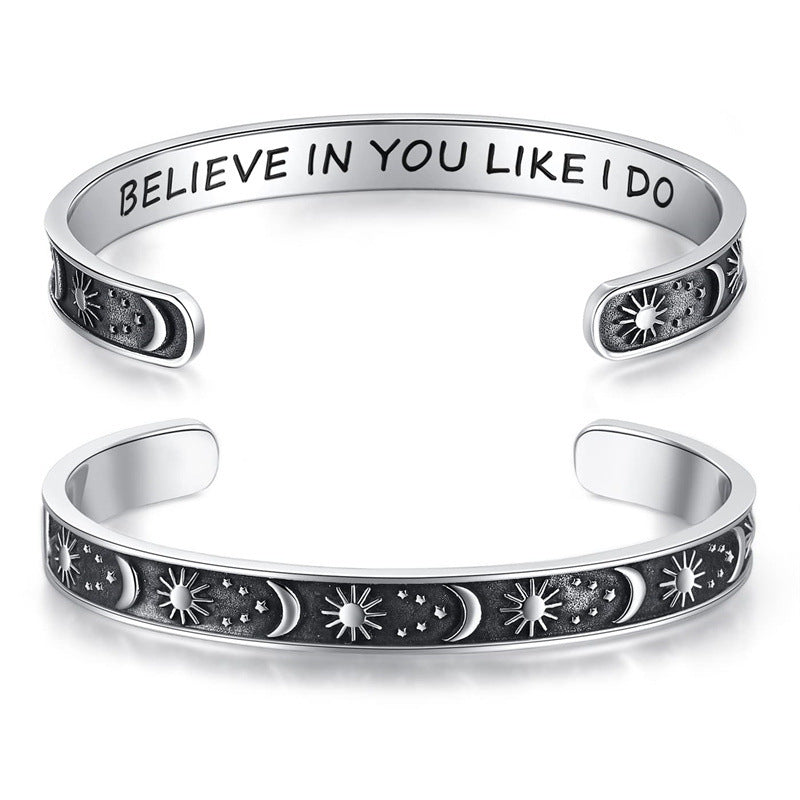Pulsera Minimalista de Acero Inoxidable Grabada con Láser, con Diseño C, Motivo de Sol, Luna y Estrellas y Texto Inspirador en Inglés