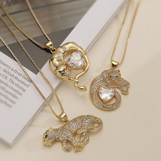 Collana Pendente Leopardo Minimalista da Donna con Base in Rame Placcata Oro 18K e Intarsio di Zirconi