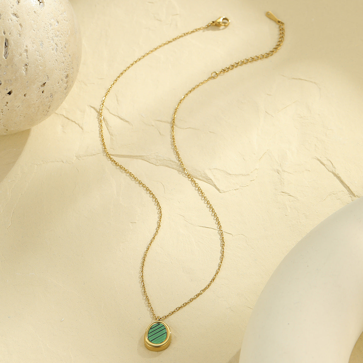 Collana pendente geometrica minimalista da donna in acciaio inossidabile placcato oro, catena leggera a clavicola