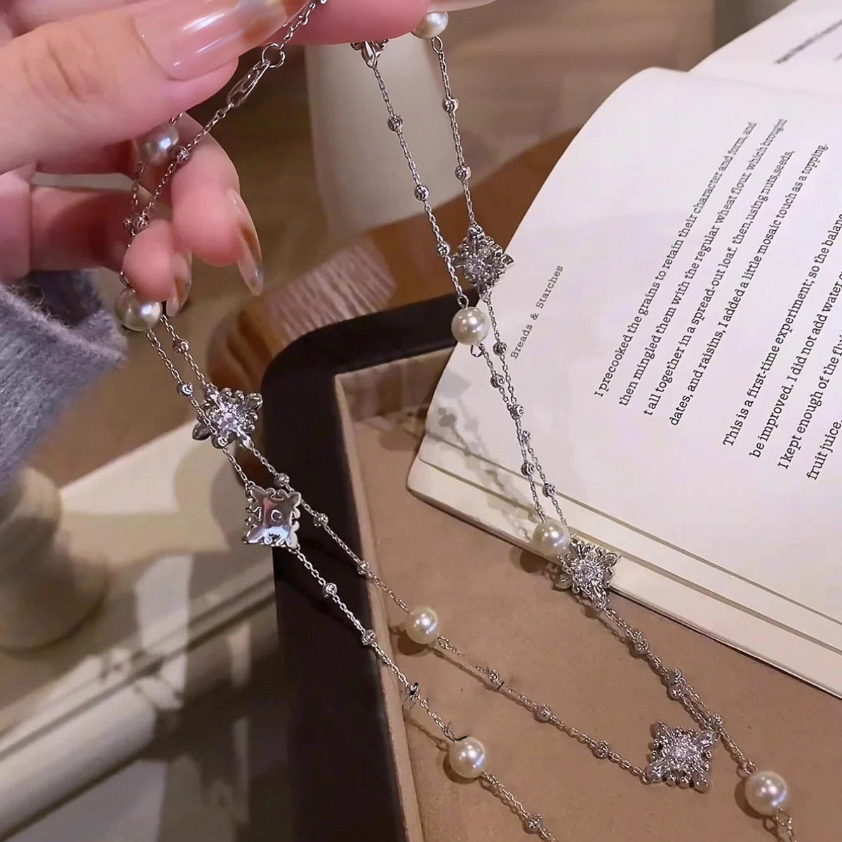 Collar de perlas con forma de flor y diamantes incrustados de diamantes de imitación elegantes vintage para mujer, cadena ligera para suéter con sensación de lujo prémium