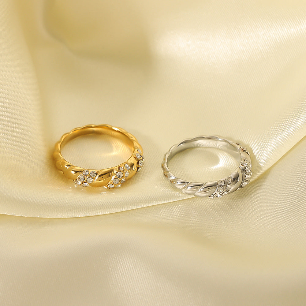 Anello Minimalista Vintage in Acciaio Inox a Corda Ritorta con Placcatura in Oro 18K e Dettagli in Strass Pavé