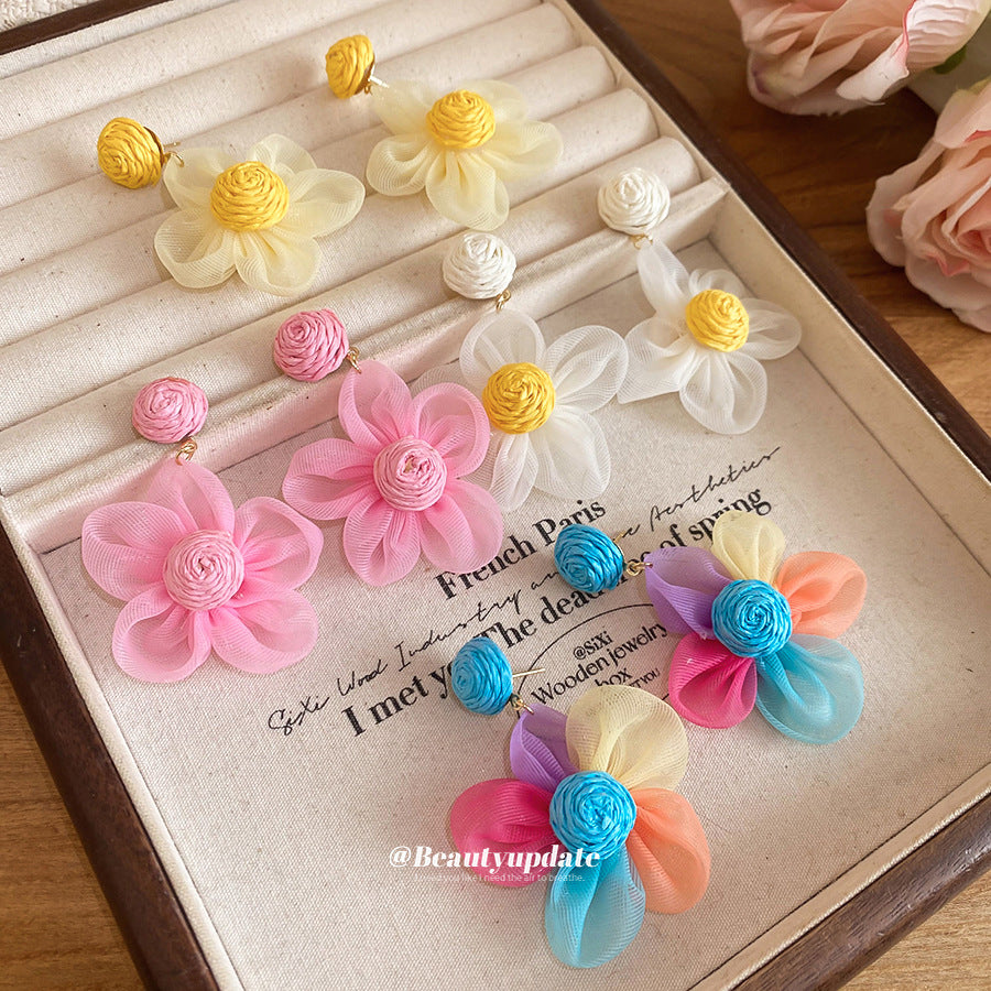 Orecchini floreali freschi e dolci con fiori in tessuto e perni in acciaio inossidabile da donna