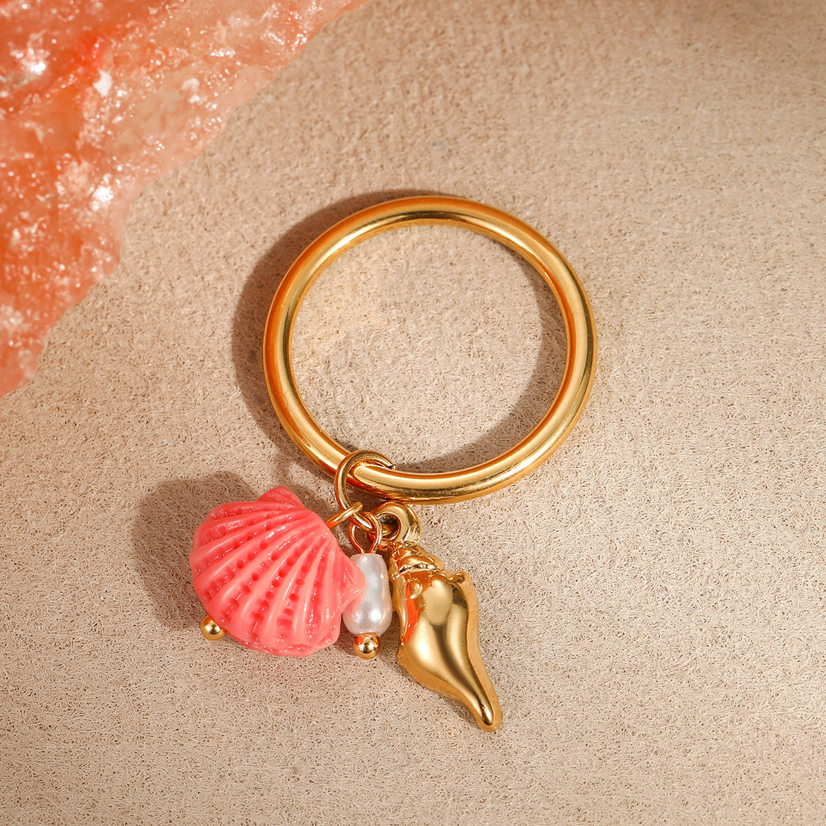 Anillo minimalista de acero inoxidable con forma de concha y acabado chapado para mujer