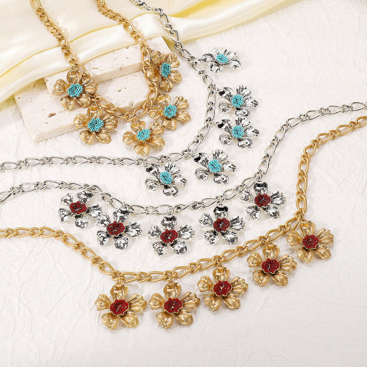 Collana con Pendente Floreale Dolce e Audace da Donna con Struttura in Lega e Finitura Elettroplaccata, Design a Catena Minimalista per Clavicola