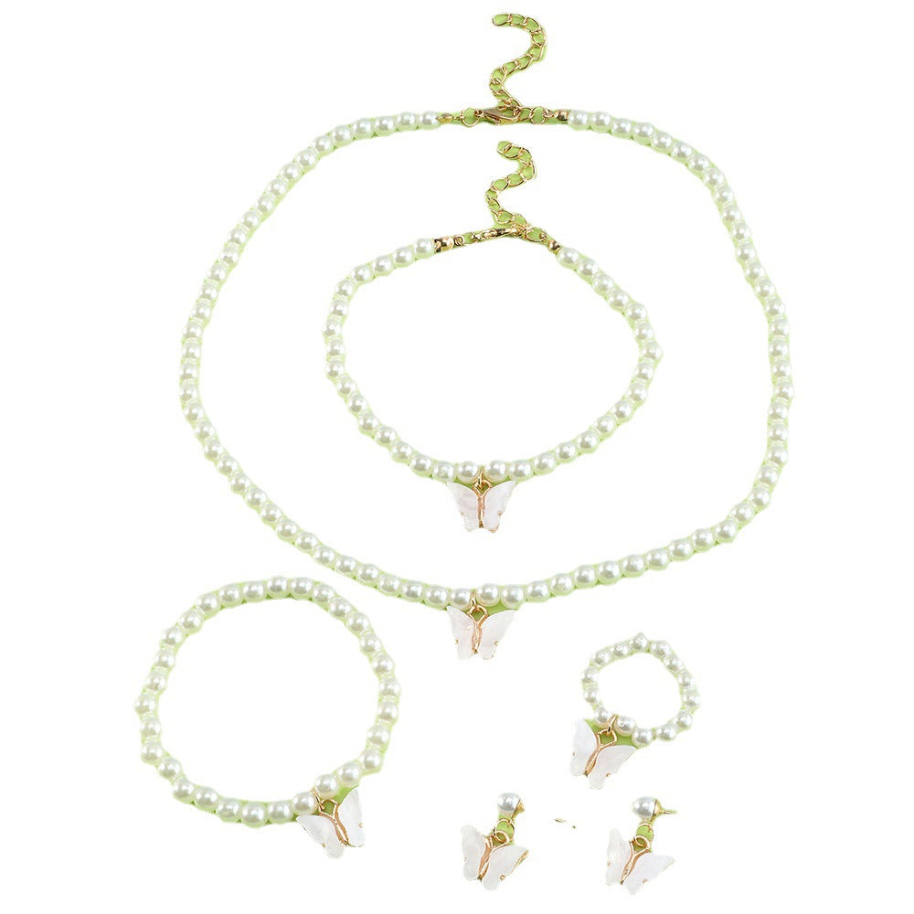 Set di collana minimalista con perle a farfalla per bambini con orecchini, bracciale e anello con catena di perline tonde