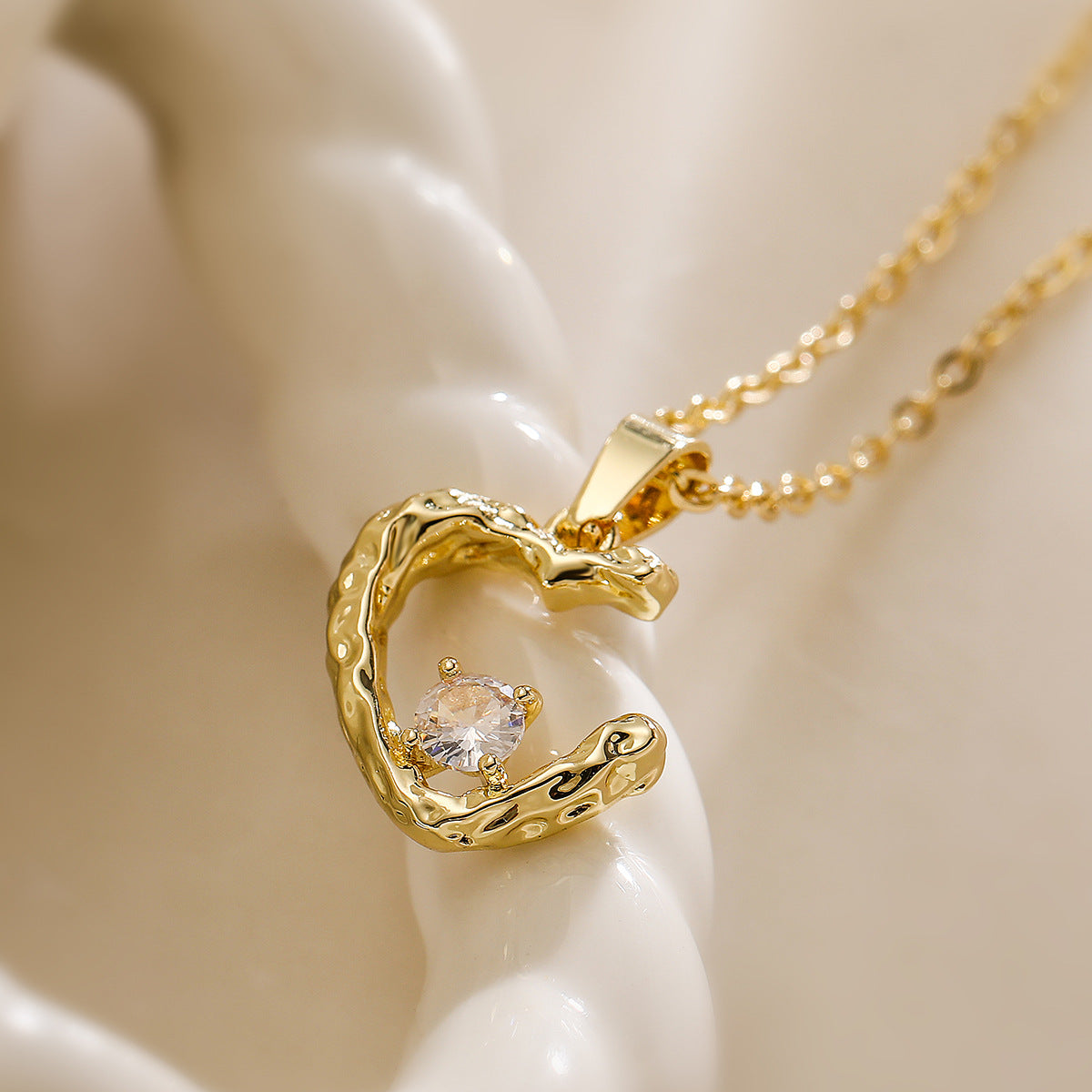 Collana con pendente geometrico minimalista da donna con base in rame placcata in oro vero e intarsio di zirconi