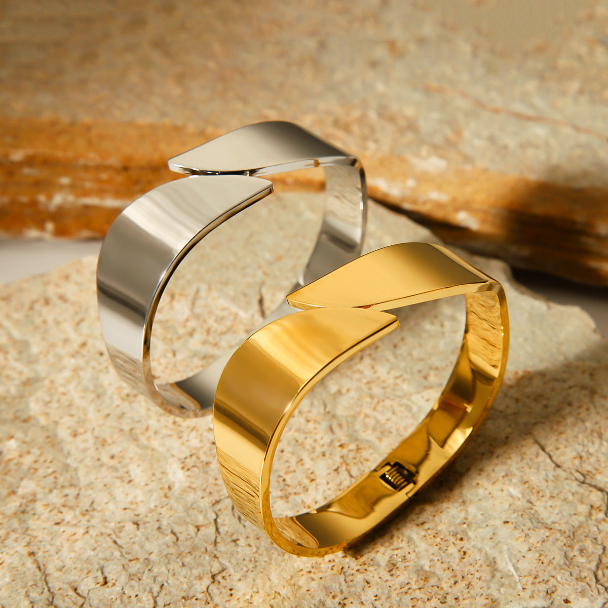 Bracciale rigido aperto minimalista da donna in acciaio inossidabile a larghezza ampia con finitura lucida