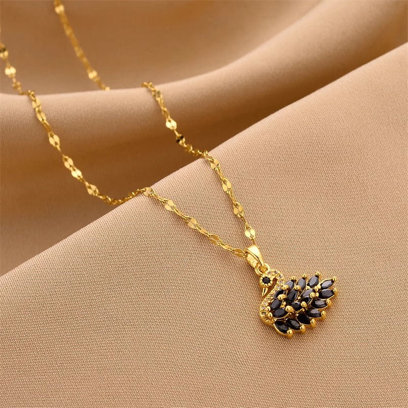 Collana clavicola placcata in acciaio al titanio con forma floreale irregolare dal design originale, con ciondolo a cigno in zircone per donna