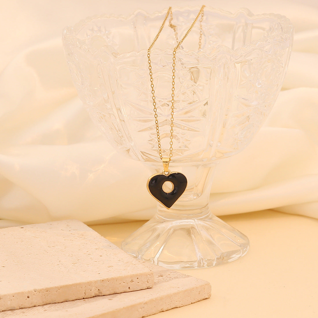 Collana con Ciondolo a Cuore in Acciaio Inox alla Moda per Donna con Stile da Ufficio Moderno
