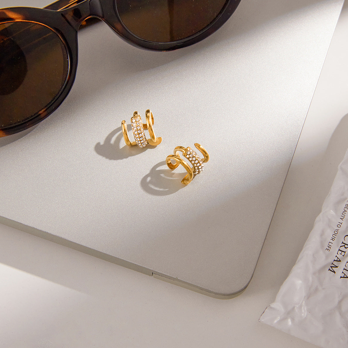 Pendientes de botón geométricos minimalistas de acero inoxidable para mujer con acabado chapado — Clips para el hueso del oído sin perforación para otoño e invierno