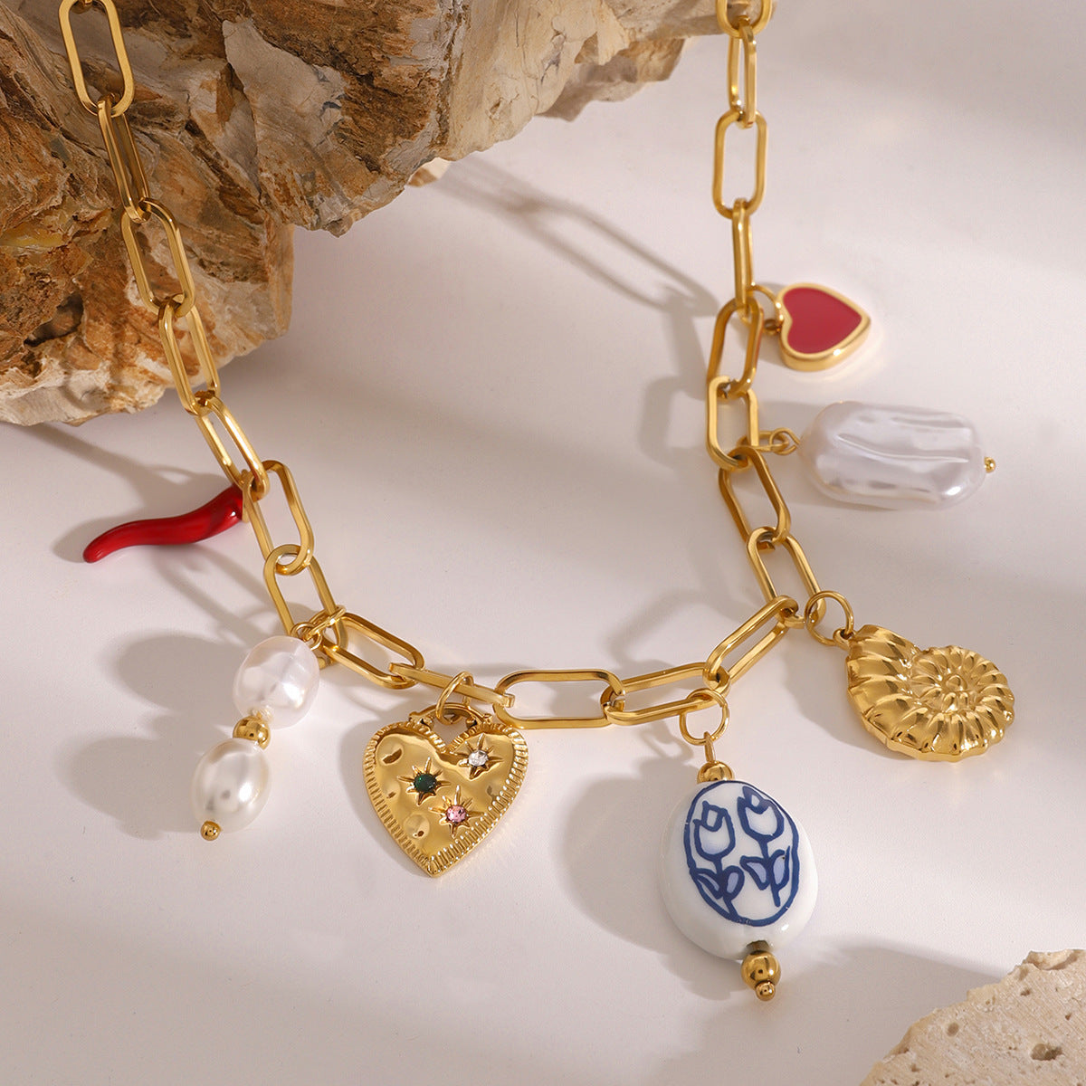 Collana da donna minimalista con ciondolo a cuore in acciaio inossidabile, charm in acciaio al titanio e finitura placcata